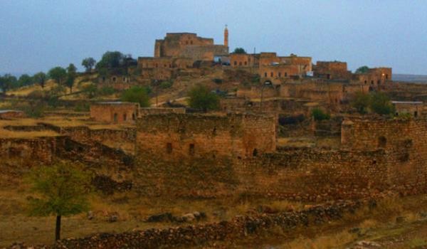 LK SRYAN KLSESNIN OLDUU KY<br>      Dnyann ayakta duran en eski Sryani Ortodoks manastr olan Mor Gabriel Manastr&#8217;nn adn ald 7&#8217;nci yzylda yaayan Mor Gabriel&#8217;in de doduu ky olan Beth Kustan&#8217;da Sryanilerin ilk kilisesi de bulunuyor. MS 343 ylnda yaplan ve faaliyetini srdren Mor Eliyo Kilisesi&#8217;nin de bulunduu kyde halen 20 Sryani aile yayor.