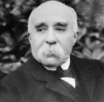 Doktor<br>    Georges Clemenceau<br>    Babas tarafndan, tp okumas iin ailesinden uzaa, Paris&#8217;e gelmiti. Ancak onun btn gayesi, kendisi gibi dnen arkadalaryla birlikte Fransa&#8217;daki imparatorluk rejimi yerine cumhuriyeti getirmekti. Gen renci tp eitimini srdrrken radikal eylemlerine ve yandalarnn saysn artrmaya da devam ediyordu. Bu durum hkmetin bile dikkatini ekmiti. Gizli polis peinde dolamaya balamt. Zamanla daha da cesurlat ve Le Travail adnda bir gazete kurdu. Rejimi yeren yazlarndan dolay sonunda hapse atld. 73 gn sonra serbest braklan gen Fransz, dava arkadalaryla temasa geerek kraliyet ynetimini devirmek zere devrimci eylemlerine devam etti.