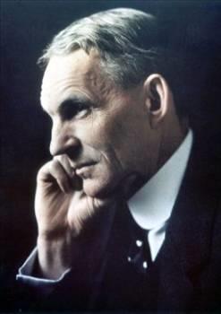 Gemi yapmcs<br>  Henry Ford<br>      Gen Henry Ford, yaad iftlikten, i olanaklarnn bol olduu ehir merkezine para kazanmak iin gelmiti. Makine atlyelerinde raklk yaparak ie balad. Kazand para geimine yetmedii iin bir mcevher dkkn iin saat tamiri de yapyordu. Makine atlyesinde yeterince tecrbe kazandktan sonra Drydock adnda byk bir gemi yapm irketinde rak olarak almaya balad. Burada kendi iini yaparken bir yandan da dier iileri izliyor, onlarn ilerini de renmeye alyordu. Sonuta sadece makinistin grevlerini deil, retim ileminin tm ynlerini renmiti. Dikkatle izlemenin yan sra srekli sorular sorarak retimi btnyle kavramaya alyordu
