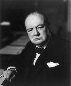 Churchill hayatnda birok siyasi yenilgi yaam, ama her zaman kendini ksa srede toparlayp tekrar dzle kmay da bilmiti. Ayrca ngiliz dilinin belagati en gl kiiliklerinden biri olarak bilinir. Babakan olduktan sonra ve savan sona ermesiyle birlikte, yazdklar ona daha fazla kazan getirmeye balad. Para konusunda endie duymad iin de debdebeli yaam tarzn srdrmekte saknca grmedi. Bu kadar uar ve parayla ilgili msrif bir tutum sergilemesi, verdii dier kararlarn da yarglanmasna sebep olabilirdi. Bu, ulusal bir sorun haline geldiinde parti liderleri de doal olarak anlay gstermeyeceklerdi.