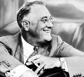 1929 ylnda ABD, Byk Buhran ad verilen, tarihin en byk ekonomik krizinin iine srklenmiti. FDR, tam da bu krizin yaand gnlerde (1933 ylnda), gl bir liderlie a ve byk bir aknlk iinde olan Amerikan halk tarafndan, ezici bir ounlukla bakan seildi. FDR ve teorisyenleri Byk Buhran&#8217;a hibir zaman zm getiremediler ama FDR en zor gnlerinde bile dzeni korumay baarm ve bylece lkesine umut vermitir