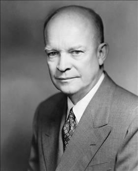 Amiral  <br>    Dwight David Eisenhower  <br>    Kk Eisenhower, hem aabeyinin renimini karlayacak hem de kendisinin Deniz Harp Akademisi&#8217;nde okumasn salayacak paray bir araya getirmek iin bir sthanede alyordu. Bu arada ok sk bir ekilde akademinin snavna hazrlanyordu. Sonuta snav gerekten de iyi bir dereceyle geti, ancak yirmi yanda olduu iin koullar Annapolis&#8217;e, yani ABD Deniz Kuvvetleri Akademisi&#8217;ne girmeye yetmiyordu. Ama West Point&#8217;teki kara harp okuluna kabul edilmiti