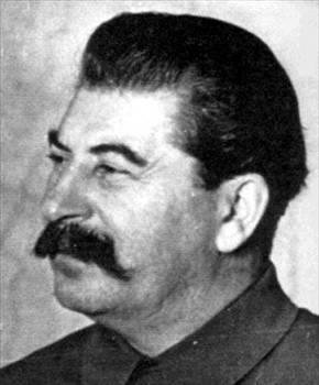 Ancak bu cezalar Stalin&#8217;i yldracana daha da fazla hrslandryordu. Soso, okul iindeki bir grubun lideri olarak eylemlerine devam ediyordu. Grup yeleri, mdrn otoritesini her geen gn daha fazla sorgulamaya balamlard. Tm bunlarn sonucunda okuldan kovulmas ve papazlk hakknn elinden alnmas kanlmazd. Daha sonralar annesi salk nedenleriyle olunu okuldan aldn iddia edecekti ama Soso, ateist, yurtsever ve sosyalist eilimli bir grup olan &#8220;Mesame Dasi&#8221;nin lideri olduu iin kovulduunu biliyordu.