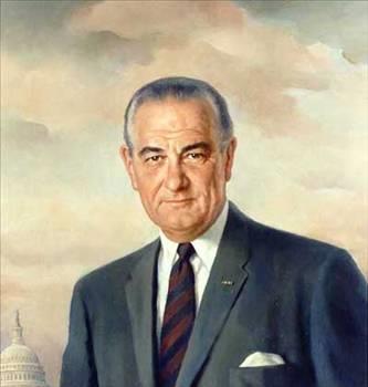 Toplumsal deiimleri temel alan &#8220;Byk Toplum&#8221; adn verdii bir porgramn uygulamasna balad. Her ne kadar kendisi o srada farknda olmasa da, Lyndon B. Johnson daima geri dn olmayan kararlar verdi. En byk hatas ise ABD&#8217;yi Vietnam&#8217;la savaa sokmas oldu. Johnson&#8217;n sava siyasetindeki srarcl Amerikan ekonomisini uzun yllar istikrarszla mahkm etmi ve ayrca tm dnyada yaanan enerji krizi Amerikan yaam standardna, kaldrmas olanaksz yeni ykler getirmitir.