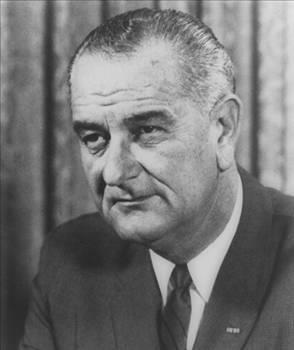 retmen<br>  Lyndon B. Johnson<br>    Diplomasn yeni alm bir mezun olarak kk bir kasabada retmen ve okul mdr olarak greve balayan Lyndon B. Johnson, orada geirdii bir yl boyunca retmenlikten ok daha fazlasn yapmt. Yoksul bir halk olan kasabann rencilerinin daha iyi beslenmeleri iin elinden geleni yapt, onlar spora, dansa ve mzie ynlendirdi ve bir mnazara takm kurdu. stelik ilk zamanlar, btn bunlar yaparken dier retmenlerin desteini de alamyordu.