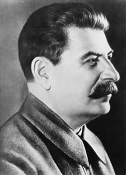 Papaz<br>    Joseph Stalin  <br>    Joseph Stalin &#8211;veya okuldaki arkadalarnn ona takt adyla Soso &#8211; aslnda bir papaz okuluna gidiyordu. Ancak bir dini okul iin fazlasyla asi bir renciydi. Tolstoy ve Marx gibi &#8220;sakncal&#8221; yazarlarn eserlerini okuyor; bunlar baka rencilerle paylayor; iktidar, zenginlik ve bunlarla ne yaplabileceine ilikin dualar ediyordu. Bu ve buna benzer davranlar nedeniyle de sk sk okul mdr tarafndan hcre hapsine gnderiliyordu.