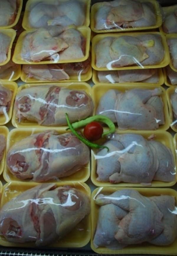 Bu nedenle uzmanlar i tavuun paketinin aldktan sonra bir an nce piirilmeye hazrlanmas ve ykanmamas gerektiini vurguluyor.