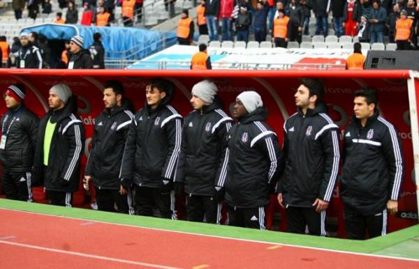 H. Oytun<br>    Hakem eyyam yapyor diye Beikta'a amur atlyor. Fernandao'ya verilmeyen krmz kartla ilgili tweetler nerede?