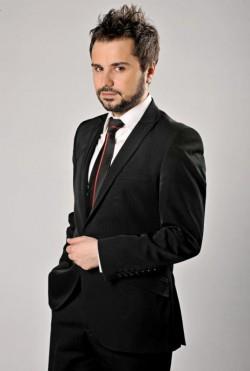 Zeki Kayahan Cokun @zekikayahan<br>    Hakemin rakibe krmz kart vermesi iin Beiktal futbolcunun lmesi mi lazm? Adam resmen kalp ameliyat yapt.