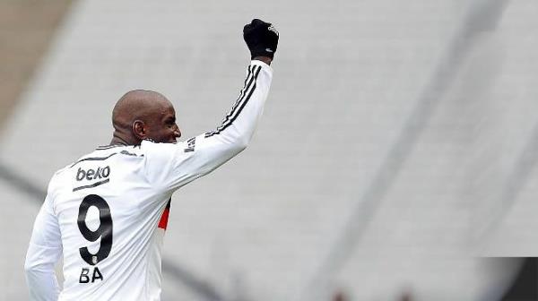 Son dakikalar gol yamuruna dnen mata Beikta, Bursaspor'u Demba Ba'nn son dakikada penaltdan att golle 3-2 yendi.<br>  Bu ma sosyal medyada en ok konuulan konu oldu. te mala ilgili atlan tweetler...