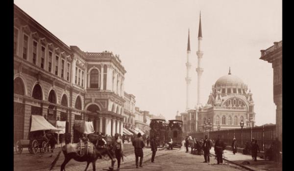 -Farkl zmrelere ait insanlar iin birok farkl kutlama yaplyordu deil mi?<br>  Eski stanbul&#8217;da saray ve konaklarda alan, stanbul halknn &#8220;siyah tenli Araplar&#8221; dedii zenci haremaalar ve baclarn kutlad ilehane Bayram vard. Her yl mays aynn ilk cumartesi gn amlca&#8217;daki ilehane&#8217;de toplanp bayram yaparlard.