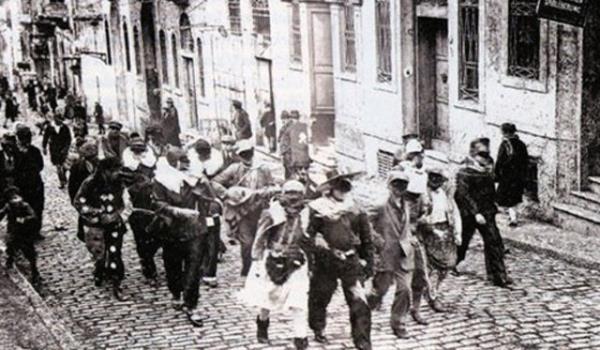 Festivalde, zellikle Beyolu ve Kurtulu evresindeki Rumlar ve dier Hristiyan halk yzlerini una bularlar, krmzya boyarlar, eitli maskeler takarlar, garip elbiseler giyerek &#8220;maskara olur&#8221;lar ve dans edip elenirlerdi. Festival, 2010&#8217;dan beri yeniden yaatlmaya allyor.