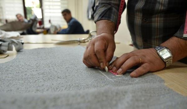 -Sizin en enteresan bulduunuz det hangisi oldu?<br>  Yz saysyla snrlamak zorunda olduum iin her eyi kitaba ekleyemedim. Daha fazla kii tarafndan yaatldn ve daha kalabalk bir zmreyi etkilediini dndklerimi yazabildim sadece. Mesela yeni bir elbise dikilirken yakasndan artan para doranp atlrsa, elbise ilk olarak cuma veya pazar gn giyilirse ve elbise giyilmeden nce yere konup ayakla yakasna baslrsa, o elbisenin sahibine uur getireceine inanlrm. Bu bana ok garip gelmiti.