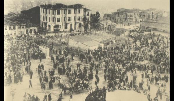 -Kitapta gayrimslimlere has birok det var. Bugn hibiri yaamyor ama eski stanbul&#8217;da uzunca sre yaatlm...<br>  Hristiyanlarn 500 yl boyunca yaattklar festivalleri var. Ancak 1941&#8217;de yasaklanm. Byle engellere taklan birok det var. Gnmzde ise gayrimslimler detlerini genelde evlerde, kendi ilerinde yaatyor.