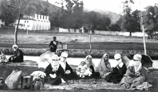 SEYR- BAHAR: stanbullularn ilkbaharda krlara kma deti vard. Bu det zellikle Lale Devri&#8217;nde bir tutku halini almt. Tercih edilen balca yerler; Kathane Mesiresi, Boaz kyleri ve Baltaliman ayryd.