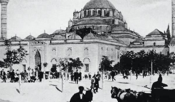 BEYAZIT DUTLUU: 18. yzyln sonlarna kadar Beyazt Meydan&#8217;nda krk kadar dut aac vard. Haziran ay bandan temmuzun ortalarna dek bir buuk ay kadar sren dut zaman boyunca stanbul halk ifal dutlardan yemek iin meydana akn ederdi.