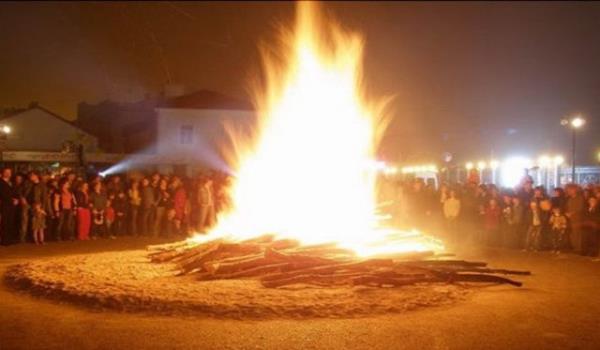 -&#8220;Ate gecesi&#8221; detiyle hdrellez&#8217;i ok benzettim...  <br>stanbul Rumlar&#8217;nn 24 Haziran&#8217;da meydan ve aklklarda byk ateler yakarak kutlad gecedir. Aslnda Yahudilerin de buna ok benzeyen bir deti vardr. Onlar Kam Bayram&#8217;nn son gn byke bir ate yakarlar. Bu kitab yazarken unu fark ettim ki bu detlerin ounu herhangi bir dinle badatrmak doru olmaz. nk hepsi dinlerden bamsz bir ekilde ortaya km ve ufak deiikliklerle yaatlmaya devam etmi eyler.