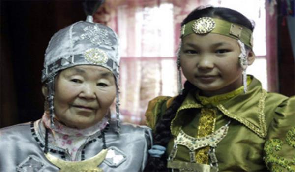 Yakutlarn gk tanrlar dokuzdur. Altay trklerinin bir kyamet tasvirinde denizin dibinde dokuz atall karata vardr ki, kyamet zamannda bu ta dokuz yerinden ayrlacak, demirden ve koyu sar renkte atlara binmi dokuz sava etrafa saldracaktr.