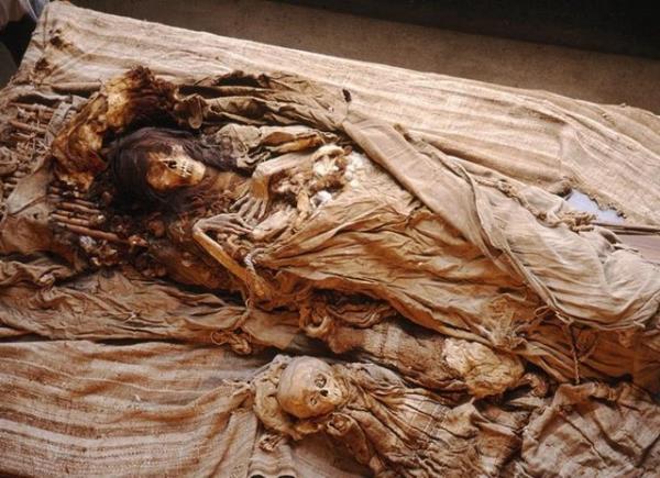 Mumyalarn ayak parmaklar tek tek sarlarak mumyalanr.