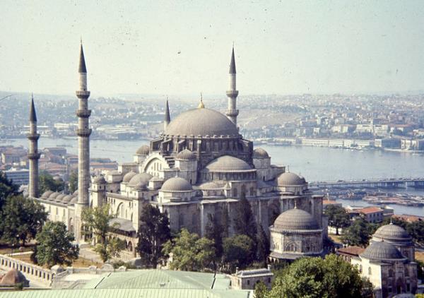 Sleymaniye Camii'nin 4 minaresi olmasnn sebebinin, Kanuni'nin stanbul'un fethinden sonraki drdnc padiah; bu drt minaredeki on erefenin de Osmanl'nn onuncu padiah olduunun bir iareti anlamna gelir.