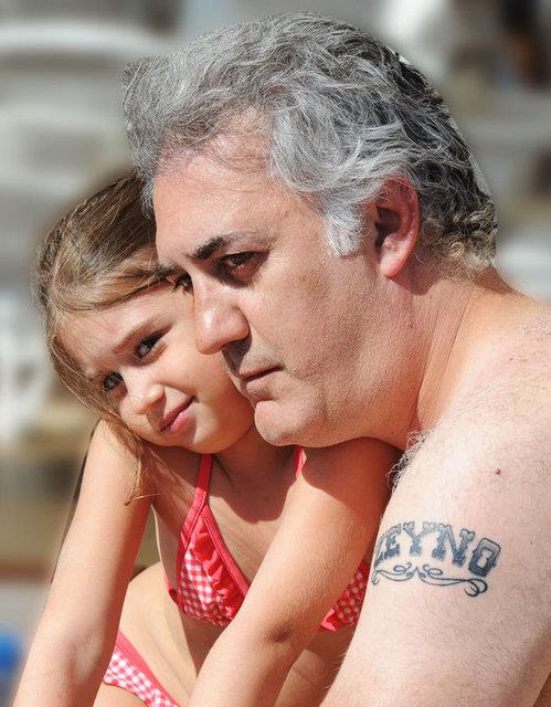 Aktr birka aksanda ngilizce konuabildiini sylemiti.