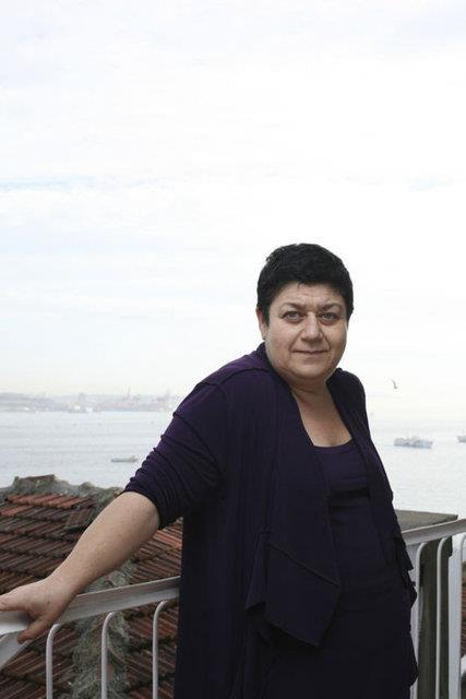 Ylmaz, ok iyi derecede Franszca da biliyor. Her iki dilde de simltane eviri yapma konusunda uzman. Papa 16. Benedict'in Trkiye ziyaretinde de evirmen olarak grev yapmt.