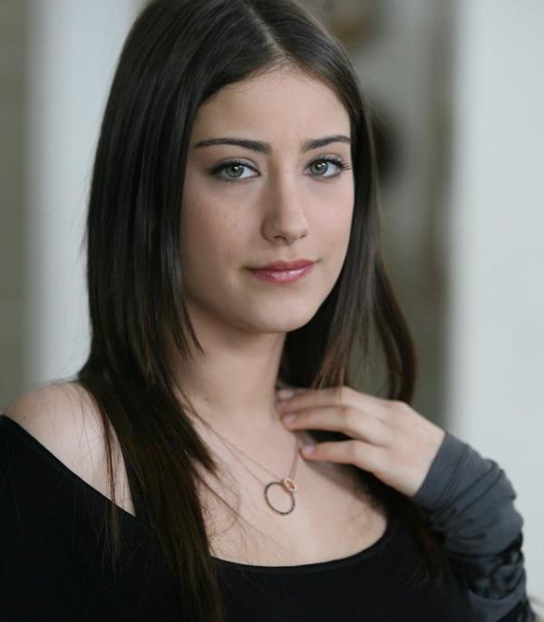 Hazal Kaya, talyan lisesi mezunu.