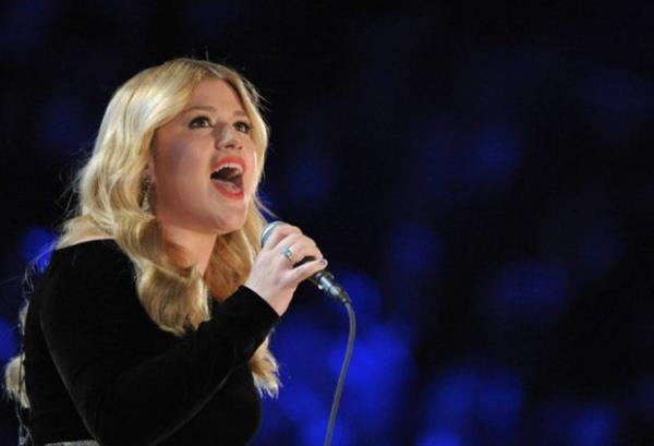 Kelly Clarkson, ABD'de yaygn olduu gibi spanyolca ya da Franszca konumuyor.Onun bildii yabanc dil Yunanca.
