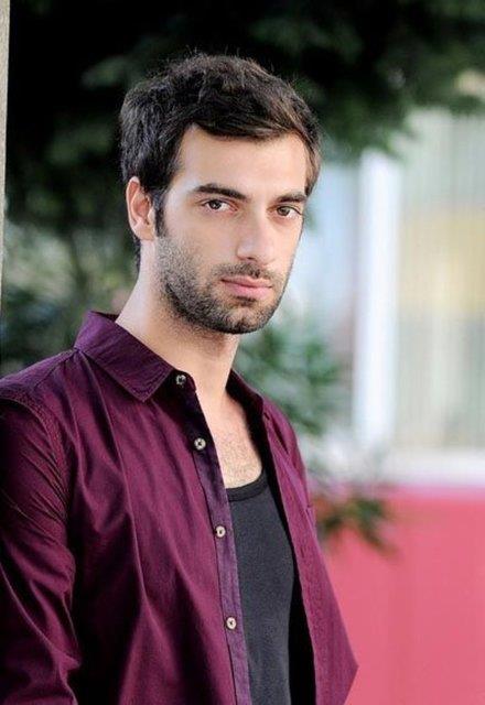 Kayp ehir'in oyuncusu lker Kaleli, ngiltere'de yksek renim grd.