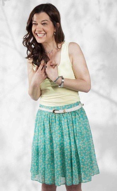 Makedonca biliyor, Trke'si ok iyi. Bunun yansra svece, ngliizce, Srpa konuuyor. Biraz da Bulgarca biliyor.