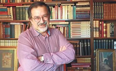 Arapa, Farsa, Franszca, ngilizce bilen Bardak, gnlk notlarn da Osmanl Trkesi ile tutmakdadr.