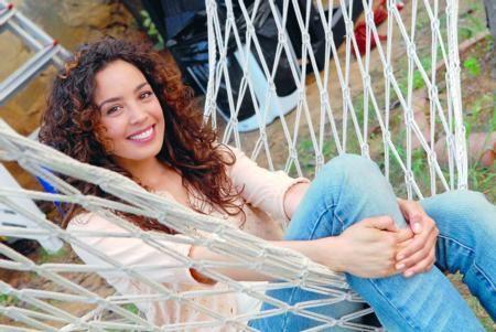 Akn, ngilizce de konuuyor.