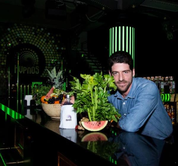 O da iyi derecede Franszca biliyor.