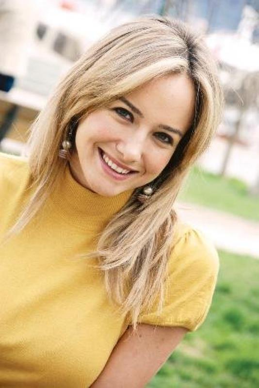 ala Kubat, talyan Lisesi'ni birincilikle bitirdi.