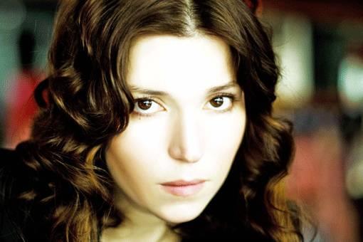 Almanya'da doup byyen Erge, iyi derecede Almanca biliyor. Erge'in ngilizce'si de akc.