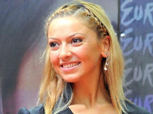 Belika'da doup byyen Hadise Flamanca, ngilizce ve Franszca biliyor.