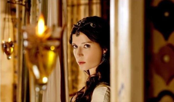 Muhteem Yzyl dizisinin Hatice Sultan' Selma Erge, Trk bir baba ile Alman bir annenin kz.