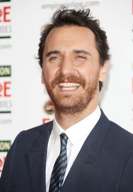 Frat elik de Trke'yi sonradan renin nllerden. Franszca'ya ana dili gibi konuuyor.