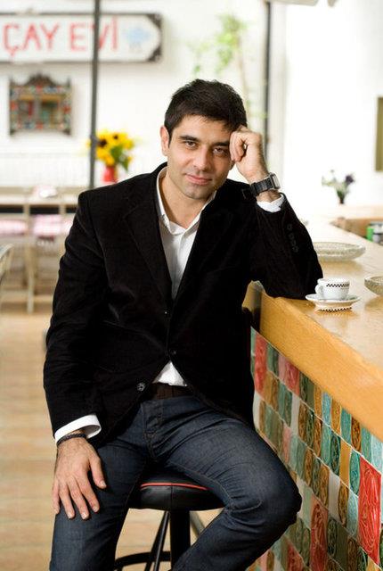 Onun da akc bir Franszcas var. Hatta ilk dnemlerde Trkesi iyi olmad iin dizilerde dublaj yaplyordu.