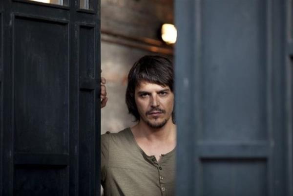 Uzun sre talya'da yaad. Ana dili gibi talyanca konuuyor.