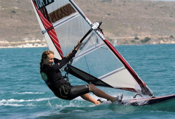 yi derecede talyanca ve ngilizce biliyor.