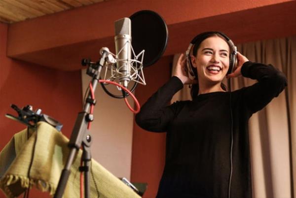 Bu yzden de ana dili gibi Almanca biliyor.