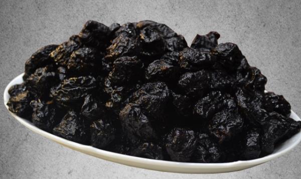 Kuru erik  <br>  Bol miktarda B1, B2, B3, B6, A, C ve E vitamini ierir. Kanser ve yalanmaya kar koruyucu etkisi vardr. erdii zengin potasyum ve magnezyum ile tansiyon, karacier, kalp, bbrek ve romatizma hastalklarna iyi gelir.