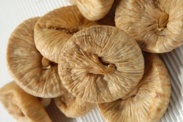 Kuru incir    <br>erdii protein miktar ynnden fakir, sentezinde kullanlan aminoasit asndan zengindir. Bu nedenle hcre geliimini destekler. Boaz ars ve bronitte etkilidir. Vcut yenilenmesinde aktif rol oynar.