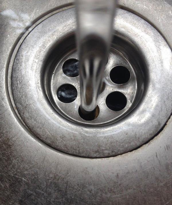 Musluk suyunu lavabo deliinden przsz akacak ekilde sabitlediin o an...