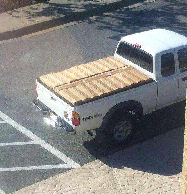 "Mallar getirdik ama indirmek istemiyoruz" "Haydaaa, niye?" "Abicim unlarn gzelliine baksana bi, bozulur mu u dzen"