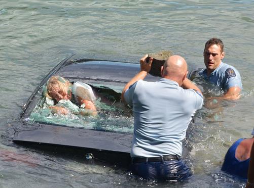 Yava yava suya gmlen otomobilin yzeyde kalan arka tarafa snan kadn korku iinde kurtarlmay bekledi.