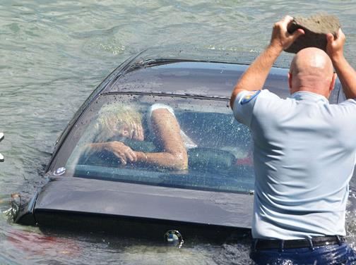 Arata skan kadnn lklarna etraftakiler kotu. Byk panik yaayan kadn kaplar aamaynca ii suyla dolan aratan kurtulmak iin arka blme ilerlemeye alt.