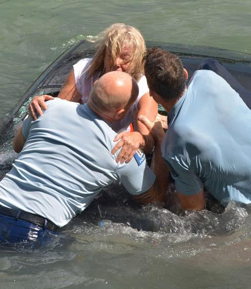 Suya atlayan polisler arabann arka camn krarak kadn srcy kurtarmaya baard.