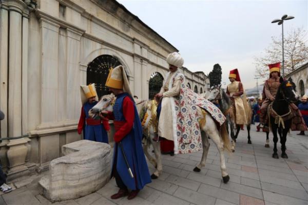 Eyp Sultan Camii&#8217;nin arka tarafnda bulunan yol zerindeki yaplarn cepheleri ile ta ve zemin kaplamalar tarihi dokuya uygun olarak yeniden yapld. Clus yolunun sahille birletii yere de temsili bir iskele kuruluyor.